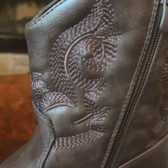Cowgirl Booties - Dark Brown with a dark mauve embroidery. - Picture 6 of 6